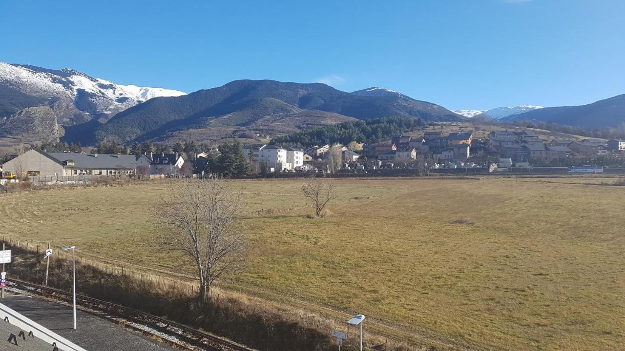 Loft Mansarde Du Train Jaune Avec Vue Sur Les Montagnes Saillagouse Εξωτερικό φωτογραφία
